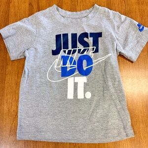 Nike Just Do It‎ T-Shirt Youth 5–6 Years Gray Graphic Logo Short Sleeve Tee